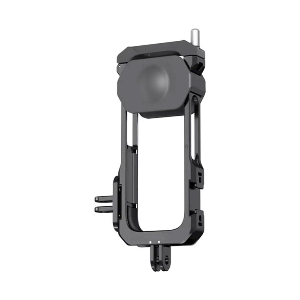 Insta360_X3_Utility_Frame_001 Insta360 X3 Utility Frame on musta metallinen kiinnike, jossa on säädettävät osat ja joka on suunniteltu pitämään ja kiinnittämään laitteesi. Siinä on useita kiinnityspisteitä, ja sen yläosassa on sylinterinmuotoinen nuppi helppoja säätöjä varten.
