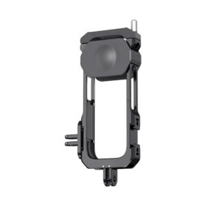 Insta360_X3_Utility_Frame_001 Insta360 X3 Utility Frame on musta metallinen kiinnike, jossa on säädettävät osat ja joka on suunniteltu pitämään ja kiinnittämään laitteesi. Siinä on useita kiinnityspisteitä, ja sen yläosassa on sylinterinmuotoinen nuppi helppoja säätöjä varten.