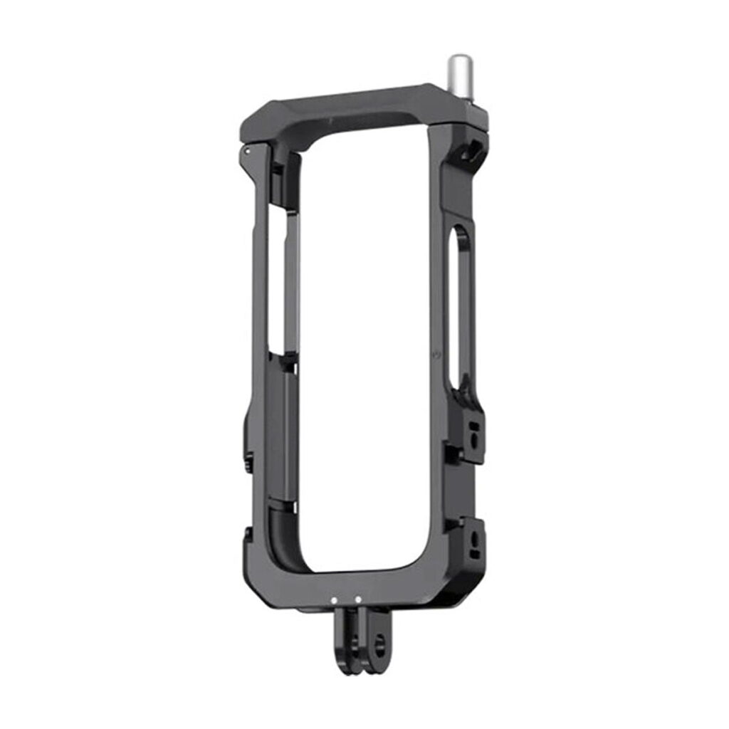 Insta360_X3_Utility_Frame_002 Insta360 X3 Utility Frame on musta, suorakulmainen metallinen kamerahäkki, jossa on avoimet sivut ja joka tarjoaa turvallisen kiinnityksen ja suojan kameralle. Siinä on useita kiinnityspisteitä ja pohjakiinnike.