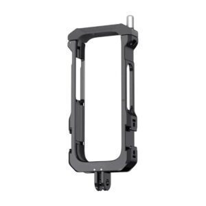 Insta360_X3_Utility_Frame_002 Insta360 X3 Utility Frame on musta, suorakulmainen metallinen kamerahäkki, jossa on avoimet sivut ja joka tarjoaa turvallisen kiinnityksen ja suojan kameralle. Siinä on useita kiinnityspisteitä ja pohjakiinnike.