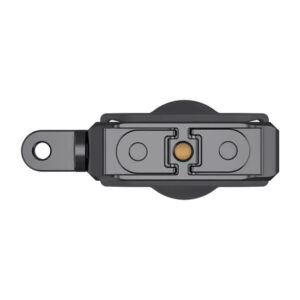 Insta360_X3_Utility_Frame_004 Mustan ja harmaan Insta360 X3 Utility -kehyksen ylhäältä katsottuna keskellä oleva pyöreä elementti, symmetrinen muotoilu, reikä vasemmassa päässä ja pieni kullanvärinen ympyrä keskellä.