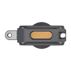 Insta360_X3_Utility_Frame_005 Lähikuva ylhäältä alaspäin Insta360 X3 Utility Frame -laitteesta, joka on mustanharmaa pistokelaite, jossa on vasemmalla puolella metallipiikki ja keskellä kullanvärinen suorakulmainen osa.