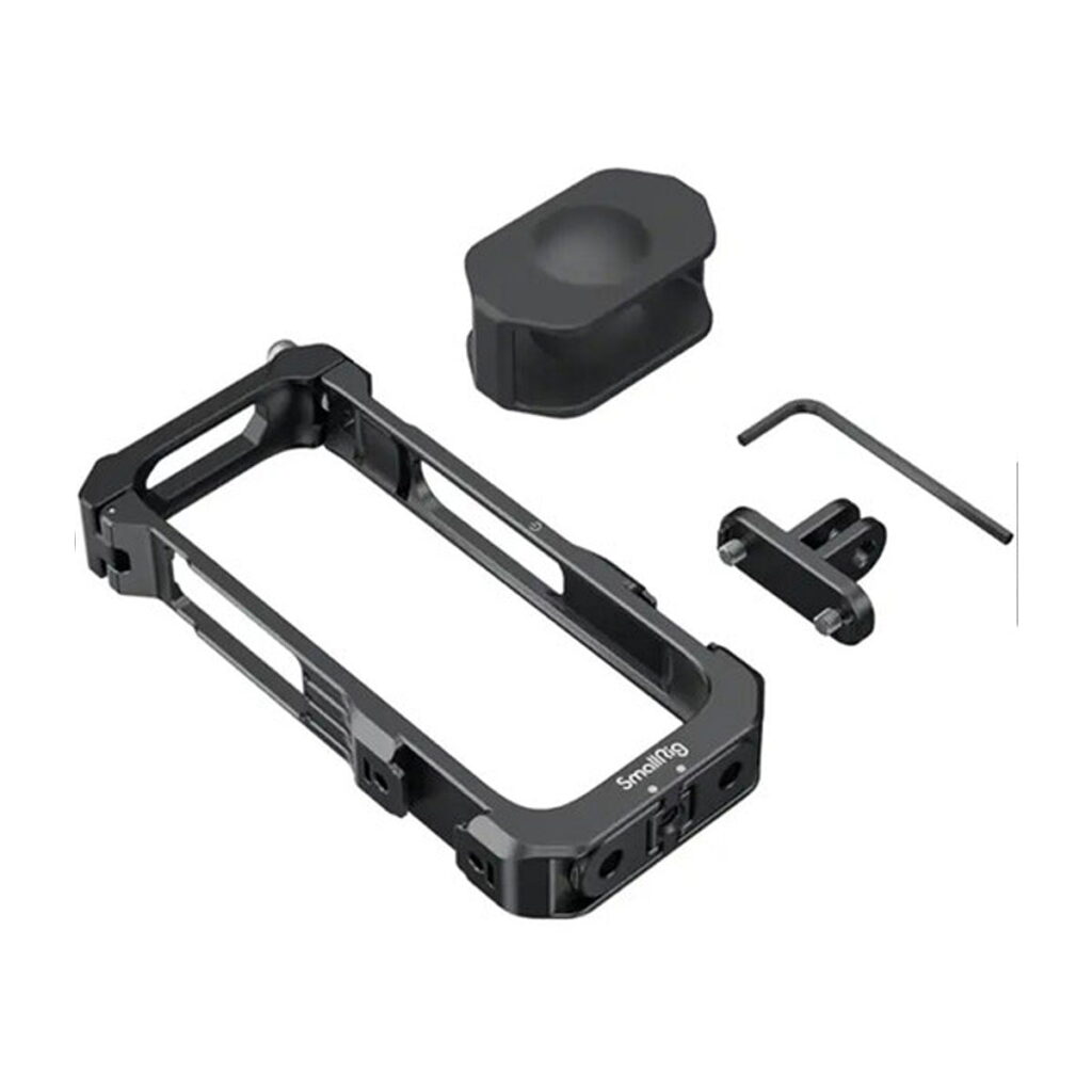 Insta360_X3_Utility_Frame_006 Insta360 X3 Utility Frame, musta älypuhelinkameran häkkipakkaus, jossa on suorakulmainen kehys, linssinsuojus, kiinnityskannatin ja kuusiokoloavain, on esillä valkoisella pohjalla.