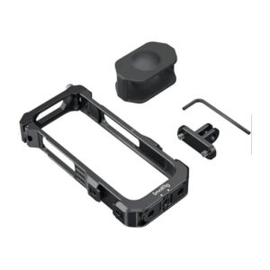 Insta360_X3_Utility_Frame_006 Insta360 X3 Utility Frame, musta älypuhelinkameran häkkipakkaus, jossa on suorakulmainen kehys, linssinsuojus, kiinnityskannatin ja kuusiokoloavain, on esillä valkoisella pohjalla.