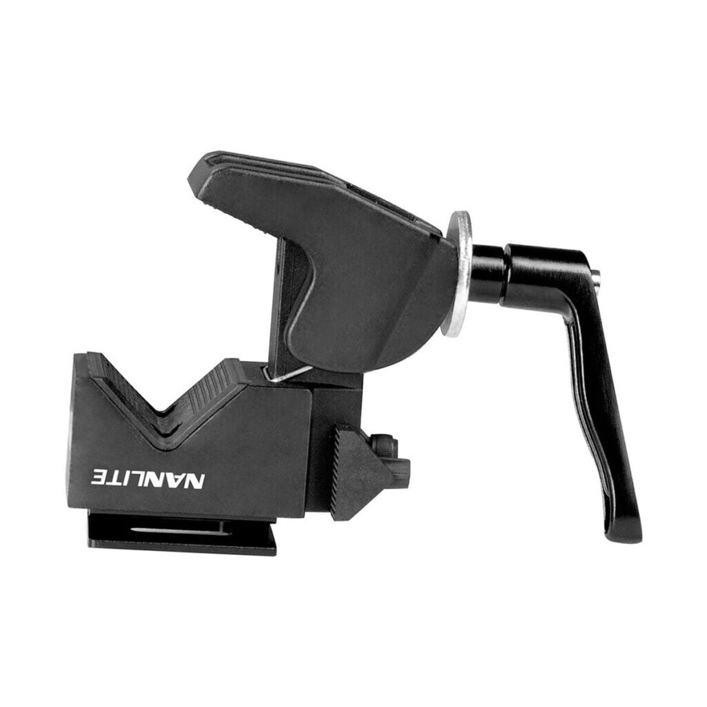 NANLITE_Forza_Clamp_with_Hook_002 NANLITE Forza Clamp with Hook on musta metallinen puristin, jossa on V-muotoinen ura, jossa on merkintä NANLITE, ja säädettävä vipukahva oikealla puolella varusteiden turvallista kiinnittämistä varten.