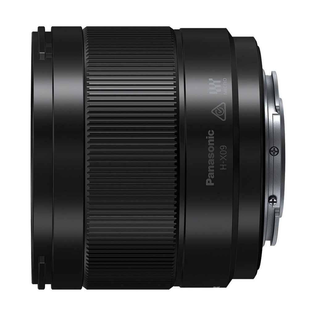 Panasonic_-Leica_DG_Summilux_9mm_f_1_7_ASPH_003 Panasonic Leica DG Summilux 9mm F/1.7 ASPH -objektiivi, musta, näytetään sivulta valkoista taustaa vasten, jossa on kuvioidut pitorenkaat ja näkyvät tuotemerkit ja mallin tiedot.