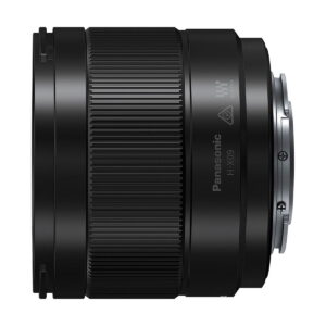 Panasonic_-Leica_DG_Summilux_9mm_f_1_7_ASPH_003 Panasonic Leica DG Summilux 9mm F/1.7 ASPH -objektiivi, musta, näytetään sivulta valkoista taustaa vasten, jossa on kuvioidut pitorenkaat ja näkyvät tuotemerkit ja mallin tiedot.