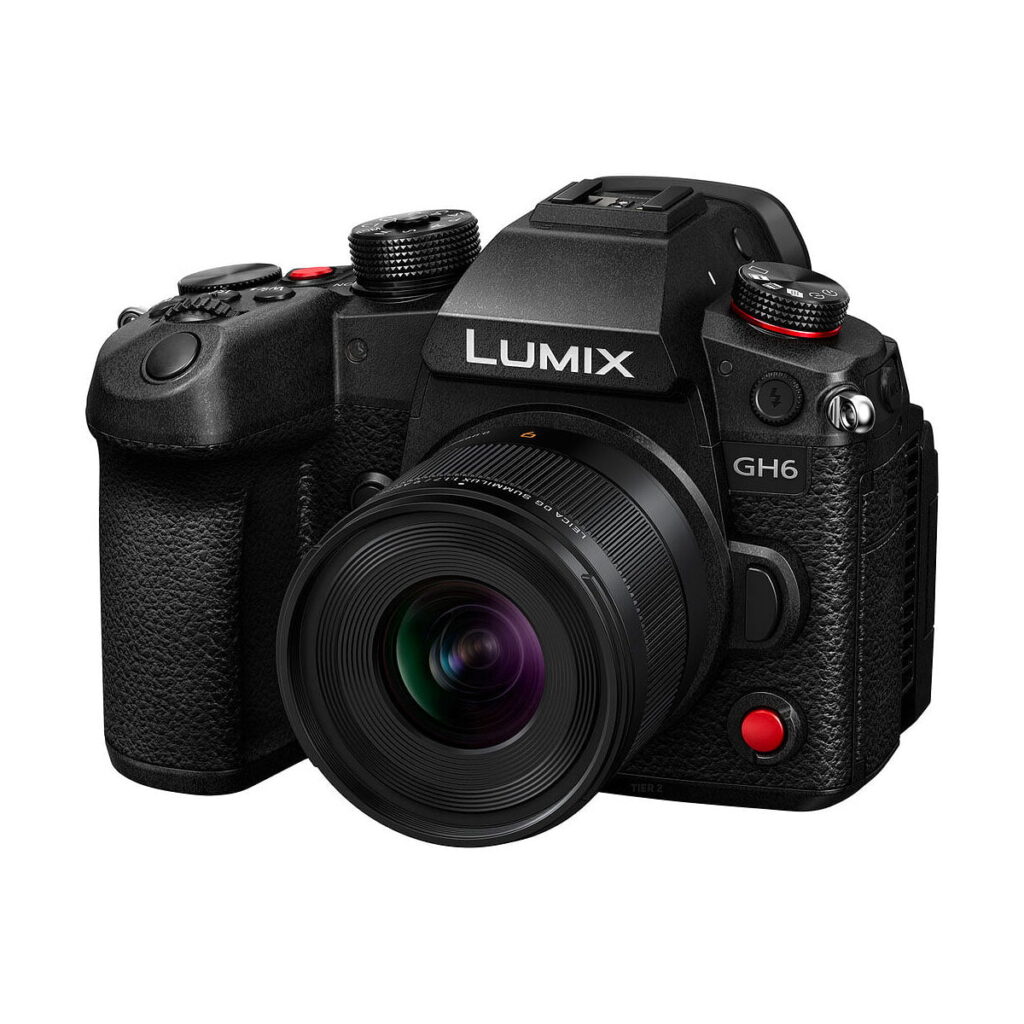 Panasonic_-Leica_DG_Summilux_9mm_f_1_7_ASPH_004 Musta Panasonic LUMIX GH6 -digitaalikamera, jossa on Panasonic Leica DG Summilux 9mm F/1.7 ASPH -objektiivi, jossa on kuvioitu kahva ja erilaisia säätimiä, näkyy valkoisella taustalla.
