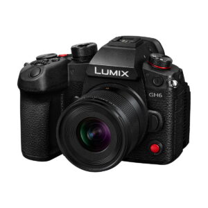 Panasonic_-Leica_DG_Summilux_9mm_f_1_7_ASPH_004 Musta Panasonic LUMIX GH6 -digitaalikamera, jossa on Panasonic Leica DG Summilux 9mm F/1.7 ASPH -objektiivi, jossa on kuvioitu kahva ja erilaisia säätimiä, näkyy valkoisella taustalla.