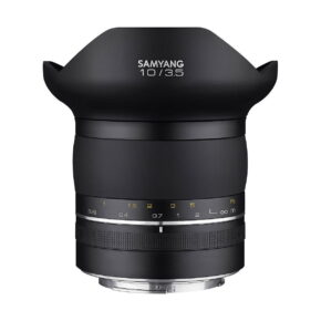 Samyang_10mm_f_3_5_XP_001 Samyang XP 10mm f/3.5 - Canon EF -objektiivissa on musta mattapinta, terälehden muotoinen huppu, tarkennusetäisyysmerkinnät ja metallinen kiinnike valkoista taustaa vasten.