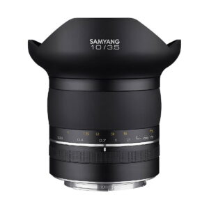 Samyang_10mm_f_3_5_XP_001 Samyang XP 10mm f/3.5 - Canon EF -objektiivissa on musta mattapinta, terälehden muotoinen huppu, tarkennusetäisyysmerkinnät ja metallinen kiinnike valkoista taustaa vasten.