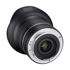 Samyang_10mm_f_3_5_XP_003 Lähikuvassa Samyang XP 10mm f/3.5 - Canon EF -objektiivista näkyy takaosan metallinen kiinnitys, elektroniset koskettimet ja "Samyang"-brändi mustassa tynnyrissä.