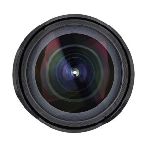 Samyang_10mm_f_3_5_XP_004 Lähikuva Samyang XP 10mm f/3.5 - Canon EF -objektiivista eteenpäin, jossa korostuvat sen pyöreät lasielementit ja sisäiset heijastukset, joita ympäröi musta ulkokehä valkoista taustaa vasten.
