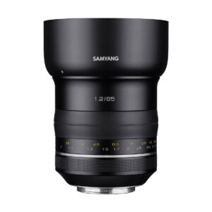 Samyang_XP_85mm_f_1_2_001 Musta Samyang XP 85mm f/1.2 - Canon EF -objektiivi, jossa on suuri huppu, valkoinen merkintä 1.2/85 ja keltaiset ja valkoiset aukkomerkinnät tynnyrin ympärillä.