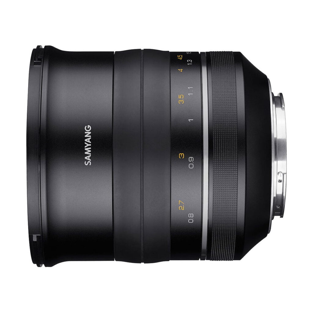 Samyang_XP_85mm_f_1_2_002 Samyang XP 85mm f/1.2 - Canon EF -kameran musta objektiivi näkyy sivulta, ja siinä on keltaiset ja valkoiset tarkennus- ja aukkomerkinnät, ja metallinen objektiivin kiinnike näkyy oikealla.