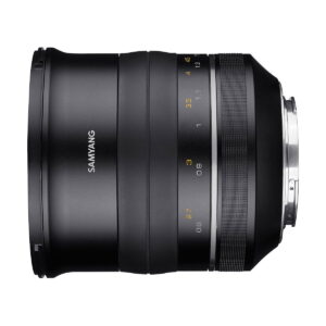 Samyang_XP_85mm_f_1_2_002 Samyang XP 85mm f/1.2 - Canon EF -kameran musta objektiivi näkyy sivulta, ja siinä on keltaiset ja valkoiset tarkennus- ja aukkomerkinnät, ja metallinen objektiivin kiinnike näkyy oikealla.