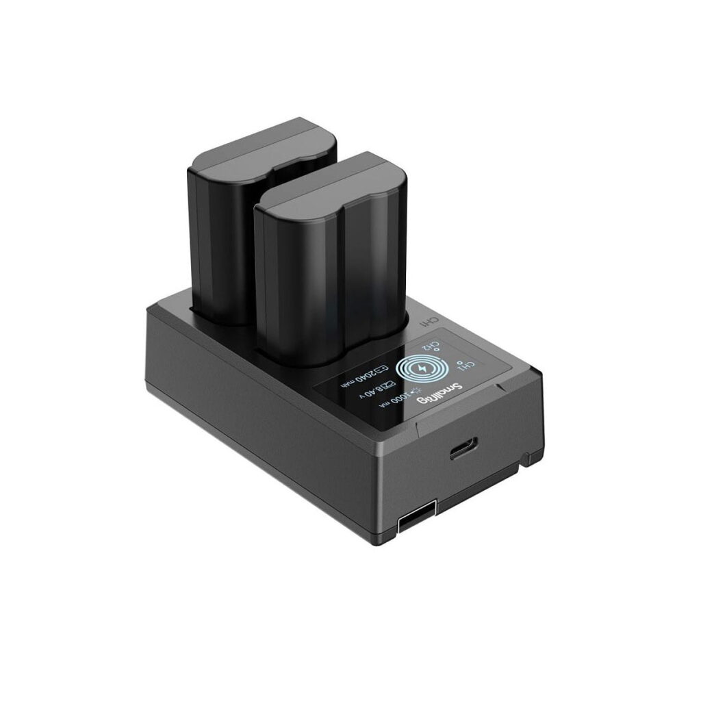 SmallRig_EN-EL15_Camera_Battery_and_Charger_Kit_3820_001 SmallRig 3820B EN-EL15 -kameran akku- ja laturisarjassa on digitaalinäytöllä varustettu kaksoislaturi, kaksi mustaa ladattavaa akkua ja USB-latausliitäntä, kaikki valkoista taustaa vasten.