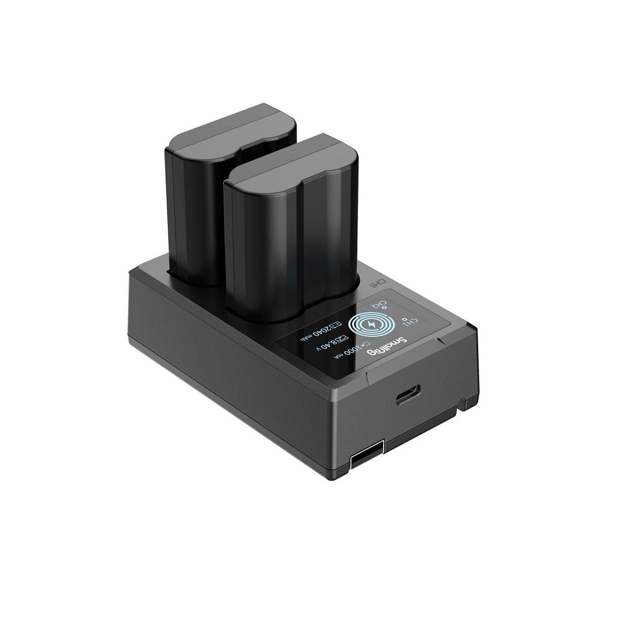 SmallRig 3820B EN-EL15 -kameran akku- ja laturisarjassa on digitaalinäytöllä varustettu kaksoislaturi, kaksi mustaa ladattavaa akkua ja USB-latausliitäntä, kaikki valkoista taustaa vasten.