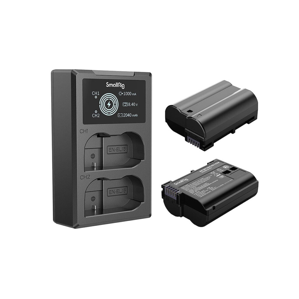 SmallRig_EN-EL15_Camera_Battery_and_Charger_Kit_3820_002 SmallRig 3820B EN-EL15 -kameran akku- ja laturisarjassa on kaksipaikkainen laturi ja kaksi mustaa kameran akkua valkoisella pohjalla, joista toinen akku on pystyssä ja toinen makuuasennossa.
