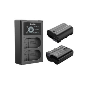 SmallRig_EN-EL15_Camera_Battery_and_Charger_Kit_3820_002 SmallRig 3820B EN-EL15 -kameran akku- ja laturisarjassa on kaksipaikkainen laturi ja kaksi mustaa kameran akkua valkoisella pohjalla, joista toinen akku on pystyssä ja toinen makuuasennossa.