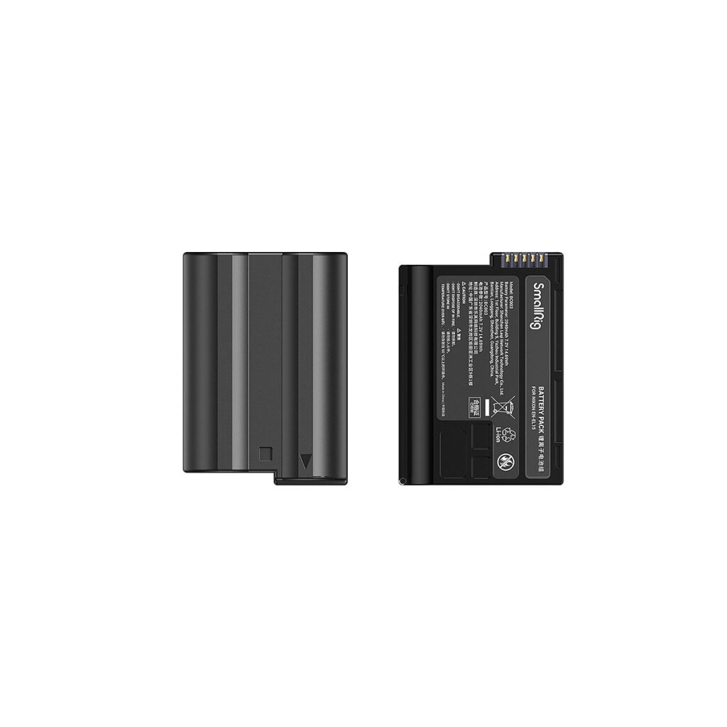 SmallRig_EN-EL15_Camera_Battery_and_Charger_Kit_3820_004 Kuvassa on kaksi mustaa SmallRig 3820B EN-EL15 -kameraparistoa; toisessa näkyy sileä etupuoli nuolilla, kun taas toisessa on takapuoli teknisine yksityiskohtineen, tarroineen ja kultaisine liitäntänastoin.