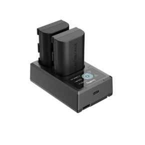 SmallRig_LP-E6NH_Camera_Battery_and_Charger_Kit_3821_001 SmallRig 3821 LP-E6NH -kameran akku- ja laturisarja sisältää kaksoislaturin, johon on asetettu kaksi mustaa akkua, LED-merkkivalonäytön ja USB-C-latausportin etupuolella.