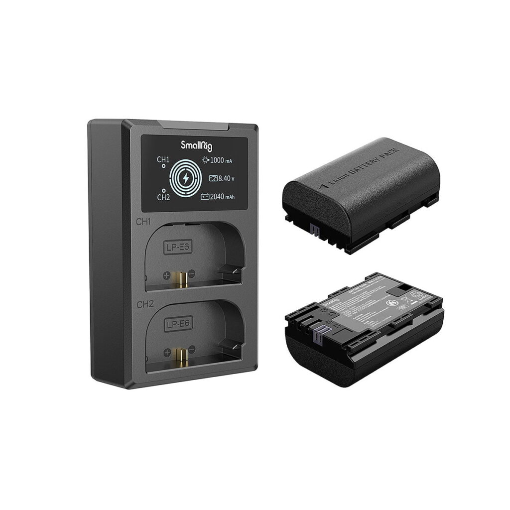 SmallRig_LP-E6NH_Camera_Battery_and_Charger_Kit_3821_002 Kuvassa on SmallRig 3821 LP-E6NH -kameran akku- ja laturisarja, jossa on kaksipaikkainen laturi, jossa on kaksi ladattavaa kameran akkua - yksi laturin yläpuolella ja toinen laturin alapuolella.