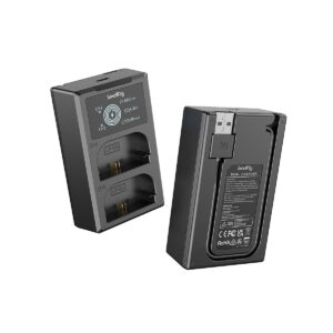 SmallRig_LP-E6NH_Camera_Battery_and_Charger_Kit_3821_003 Kaksi mustaa SmallRig 3821 LP-E6NH -kameran akku- ja laturisarjaa on esillä: toisessa on etupuoli, jossa on kaksi latauspaikkaa ja LED-näyttö, toisessa takapuoli, jossa on tuotetiedot ja USB-tuloliitäntä.
