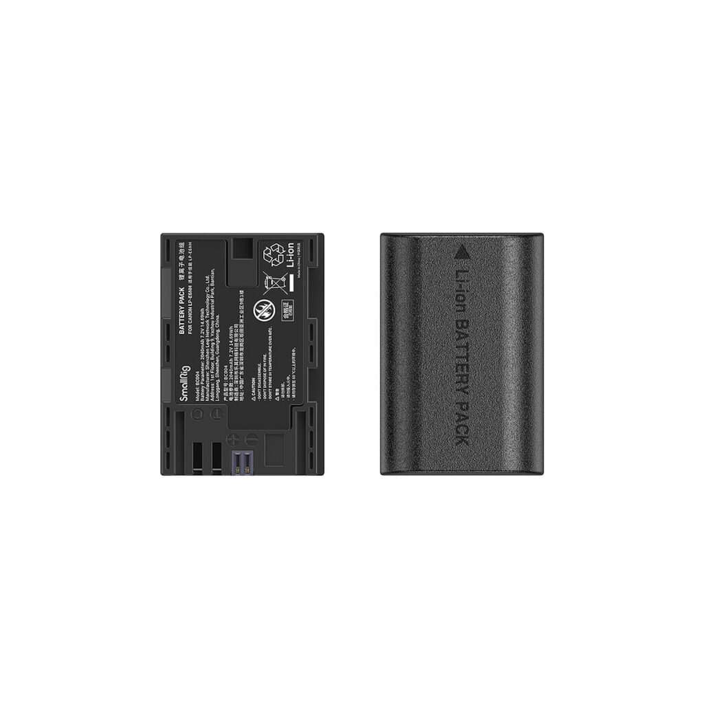 SmallRig_LP-E6NH_Camera_Battery_and_Charger_Kit_3821_004 Kaksi näkymää SmallRig 3821 LP-E6NH -kameran akku- ja laturisarjasta: toisella puolella on tekniset tiedot ja tarrat; toisella puolella lukee "Li-ion BATTERY PACK" ja nuoli osoittaa suunnan.