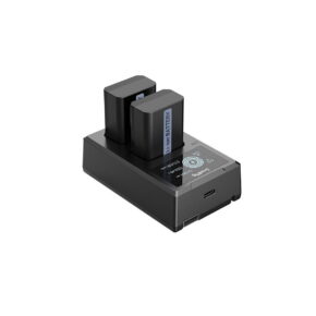 SmallRig_NP-FW50_Camera_Battery_and_Charger_Kit_3818_001 SmallRig 3818 NP-FW50 -kameran akku- ja laturisarja sisältää mustan kaksoislaturin, jossa on kaksi suorakulmaista litiumioniakkua, digitaalinen näyttö ja USB-portti etupuolella, kaikki valkoisella pohjalla.