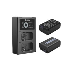 SmallRig_NP-FW50_Camera_Battery_and_Charger_Kit_3818_002 SmallRig 3818 NP-FW50 -kameran akku- ja laturisarja sisältää mustan kaksoislaturin, jossa on merkkivalot, merkityt paikat ja kaksi erillistä Li-ion BATTERY -kameran akkua.