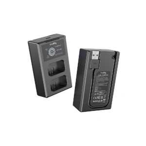 SmallRig_NP-FW50_Camera_Battery_and_Charger_Kit_3818_003 Kaksi mustaa SmallRig 3818 NP-FW50 -kameran akku- ja laturisarjaa on esillä: toinen on etupuolella, jossa on kaksi latauspaikkaa ja tila-indikaattorit, ja toinen on selkäpuolella, jossa on tekniset tiedot ja sisäänrakennettu USB-liitin.