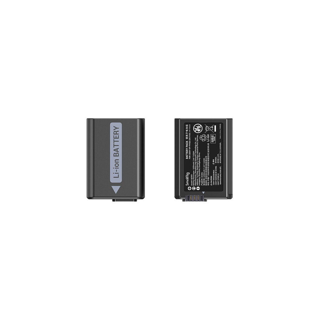SmallRig_NP-FW50_Camera_Battery_and_Charger_Kit_3818_004 Kaksi mustaa SmallRig 3818 NP-FW50 -kameran akkua näkyy valkoisella pohjalla. Toisessa on "Li-ion BATTERY" -merkintä ja sininen nuoli, kun taas toisen takana on tekniset tiedot ja turvasymbolit.