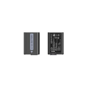 SmallRig_NP-FW50_Camera_Battery_and_Charger_Kit_3818_004 Kaksi mustaa SmallRig 3818 NP-FW50 -kameran akkua näkyy valkoisella pohjalla. Toisessa on "Li-ion BATTERY" -merkintä ja sininen nuoli, kun taas toisen takana on tekniset tiedot ja turvasymbolit.