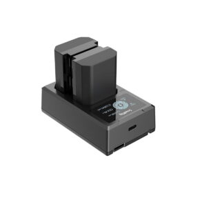 SmallRig_NP-FZ100_Camera_Battery_and_Charger_Kit_3824_001 SmallRig 3824 NP-FZ100 -kameran akku- ja laturisarja sisältää mustan kaksoislaturin, johon on asetettu kaksi suorakulmaista akkua, LED-näytön ja etupuolen USB-portin, kaikki valkoisella pohjalla.