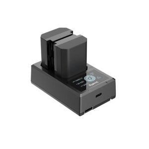 SmallRig_NP-FZ100_Camera_Battery_and_Charger_Kit_3824_001 SmallRig 3824 NP-FZ100 -kameran akku- ja laturisarja sisältää mustan kaksoislaturin, johon on asetettu kaksi suorakulmaista akkua, LED-näytön ja etupuolen USB-portin, kaikki valkoisella pohjalla.