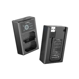 SmallRig_NP-FZ100_Camera_Battery_and_Charger_Kit_3824_003 Kaksi SmallRig 3824 NP-FZ100 -kameran akku- ja laturisarjaa on esillä: toisessa on etupuolen paikat LED-ilmaisimilla, toisessa takapuoli, jossa on tekniset tiedot ja sisäänrakennettu USB-pistoke.