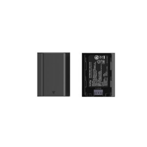 SmallRig_NP-FZ100_Camera_Battery_and_Charger_Kit_3824_004 Kaksi mustaa suorakaiteen muotoista SmallRig 3824 NP-FZ100 -kameraparistoa on kuvattu valkoisella taustalla: toisessa on pelkkä etupuoli ja toisessa takapuoli, jossa on näkyvissä tekniset tiedot, symbolit ja liitäntänastat.