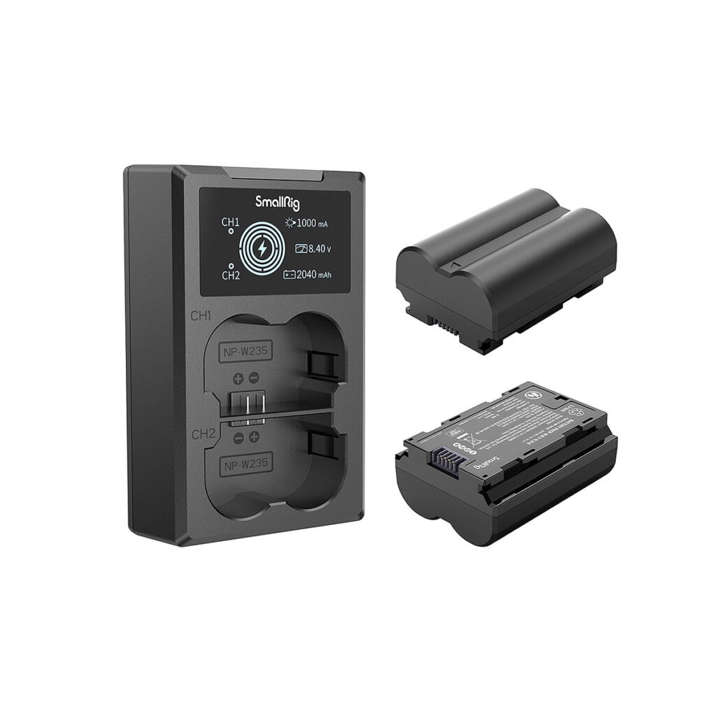 SmallRig_NP-W235_Camera_Battery_and_Charger_Kit_3822_002 SmallRig 3822 NP-W235 -kameran akku- ja laturisarjassa on kaksipaikkainen laturi, jossa on CH1- ja CH2-merkinnät, LCD-näyttö ja kaksi kameran akkua - yksi pystyasennossa ja yksi litteä.