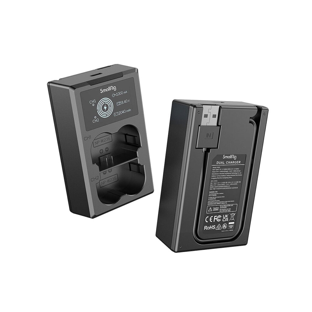 SmallRig_NP-W235_Camera_Battery_and_Charger_Kit_3822_003 Kaksi mustaa SmallRig 3822 NP-W235 -kameran akku- ja laturisarjaa on esillä; toisessa on kaksi akkuaukkoa, joiden etupuolella on merkintäkilvet, ja toisessa on tuotetiedot ja tekniset tiedot takapuolella.