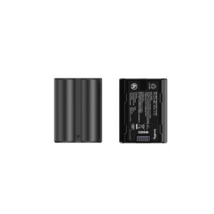 SmallRig_NP-W235_Camera_Battery_and_Charger_Kit_3822_004 Kaksi näkymää SmallRig 3822 NP-W235 -kameraparistosta - toisessa näkyy sileä, suorakulmainen musta yläosa ja toisessa etiketti, tekniset tiedot ja liitäntäliittimet pohjassa.