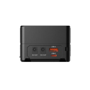 SmallRig_VB99_mini_V-Mount_Battery_3580_004 SmallRig 3580 V-Mount Battery Mini VB99 on musta laite, jossa on kaksi pyöreää 8V OUT- ja 12V OUT-porttia sekä suorakulmaiset USB-A- ja USB-C-portit, joissa on oranssit sisätilat takana.