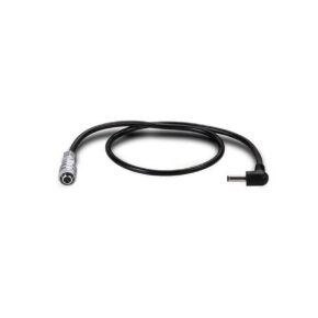Tilta BMPCC 4K Side Handle to BMPCC 4K Camera Power Cable on musta kaapeli, jonka toisessa päässä on suorakulmainen liitin ja toisessa päässä metallinen sylinterinmuotoinen liitin.