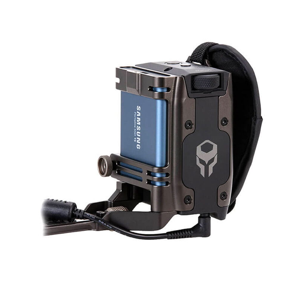Tilta_Sidehandle_Power_Cabe_003 Tilta BMPCC 4K Side Handle to BMPCC 4K Camera Power Cable, jossa on sininen Samsung-akku, mustat kaapelit ja pehmustettu osa, näkyy valkoisella pohjalla.