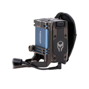 Tilta_Sidehandle_Power_Cabe_003 Tilta BMPCC 4K Side Handle to BMPCC 4K Camera Power Cable, jossa on sininen Samsung-akku, mustat kaapelit ja pehmustettu osa, näkyy valkoisella pohjalla.