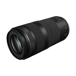 canon_rf_100-400mm_02 A Canon RF 100-400mm f/5.6-8 IS USM -objektiivi, musta telezoom-objektiivi, jossa on kohokuvioidut tarkennus- ja zoom-renkaat sekä näkyvä linssilasi, esillä valkoisella taustalla.