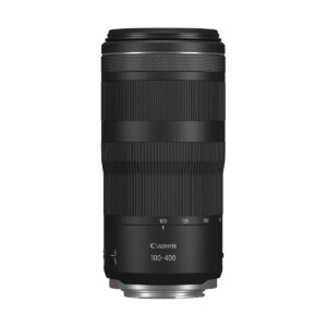 canon_rf_100-400mm_03 Canon RF 100-400mm F5.6-8 IS USM -telezoom-objektiivi on mustana pystyssä valkoista taustaa vasten.