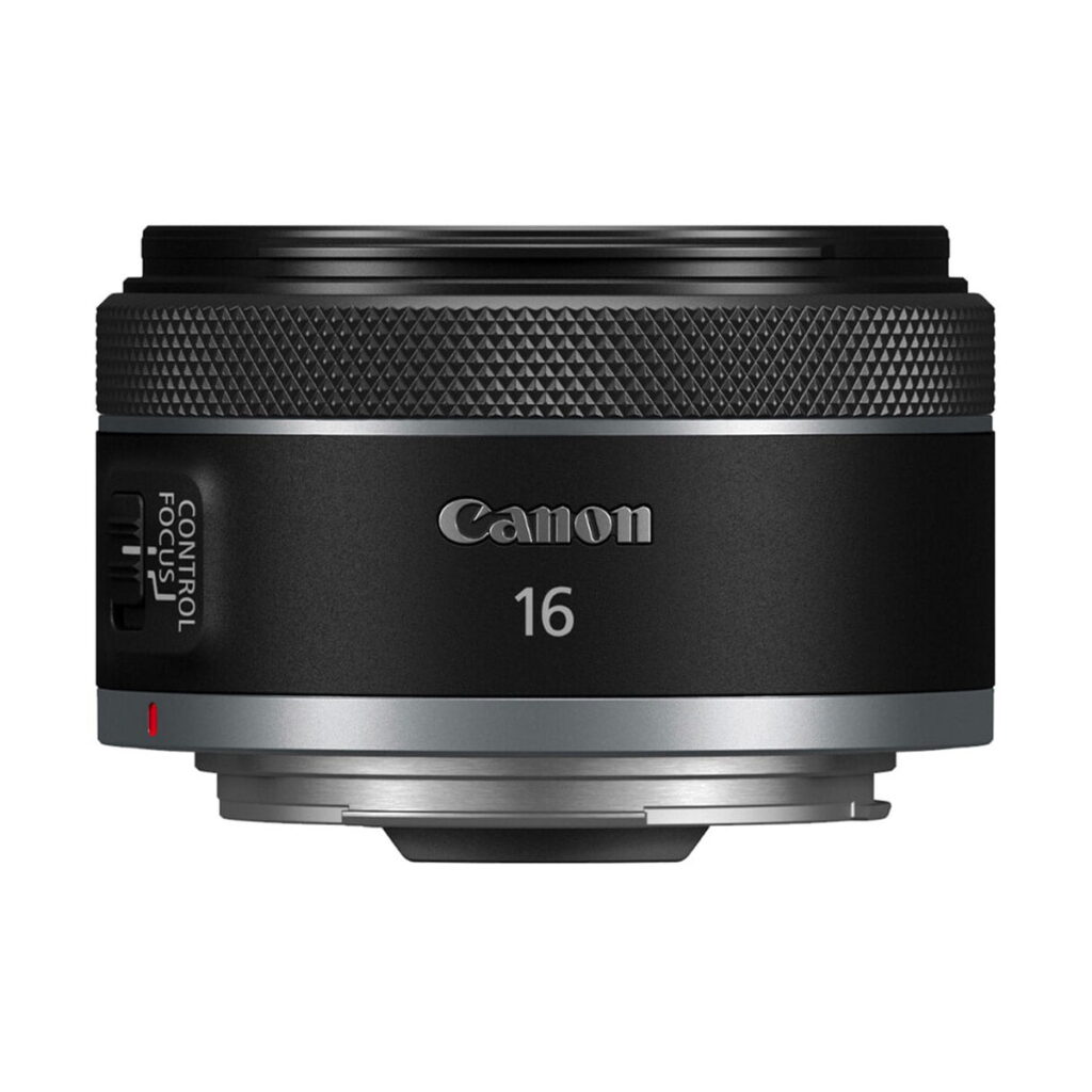 canon_rf_16mm_f28_02 Canon RF 16mm f/2.8 STM -objektiivi näkyy valkoisella taustalla, ja siinä on musta runko, jossa on kuvioitu tarkennusrengas, Canon-logo ja "16" etupuolella. Nyt saatavilla 35€ alennuksella.