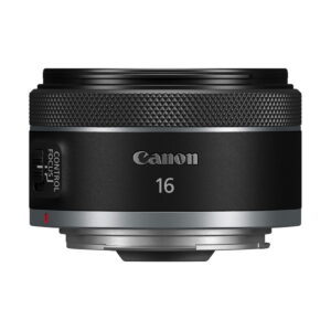 canon_rf_16mm_f28_02 Canon RF 16mm f/2.8 STM -objektiivi näkyy valkoisella taustalla, ja siinä on musta runko, jossa on kuvioitu tarkennusrengas, Canon-logo ja "16" etupuolella. Nyt saatavilla 35€ alennuksella.