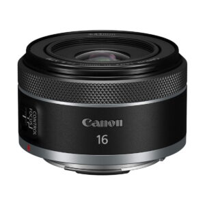 canon_rf_16mm_f28_03 Mustan ja hopean värinen Canon RF 16mm f/2.8 STM -objektiivi, jossa on tarkennuksen/ohjauksen kytkin ja kuvioitu tarkennusrengas, näkyy valkoisella pohjalla.